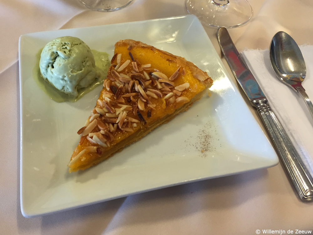 What to eat in Porto Almond tart