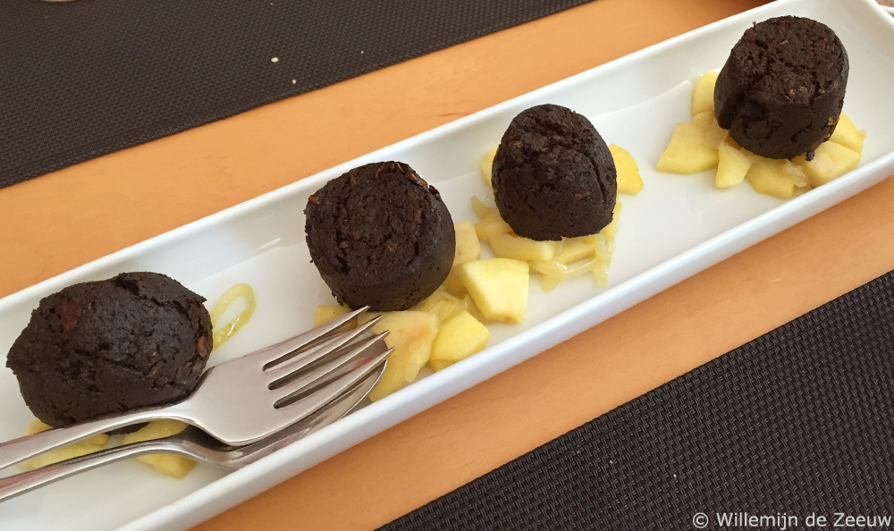 Portugal Porto travel guide Black pudding with apples